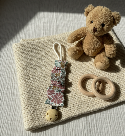 ATTACHE-TETINE FLEURI ROSA